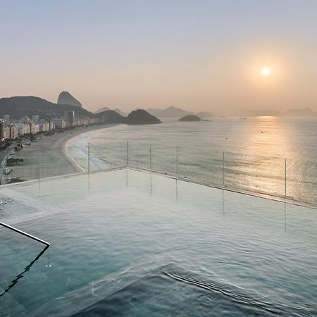 리우 오톤 팰리스 호텔 리오데자네이루 외부 사진 The pool deck of the hotel
