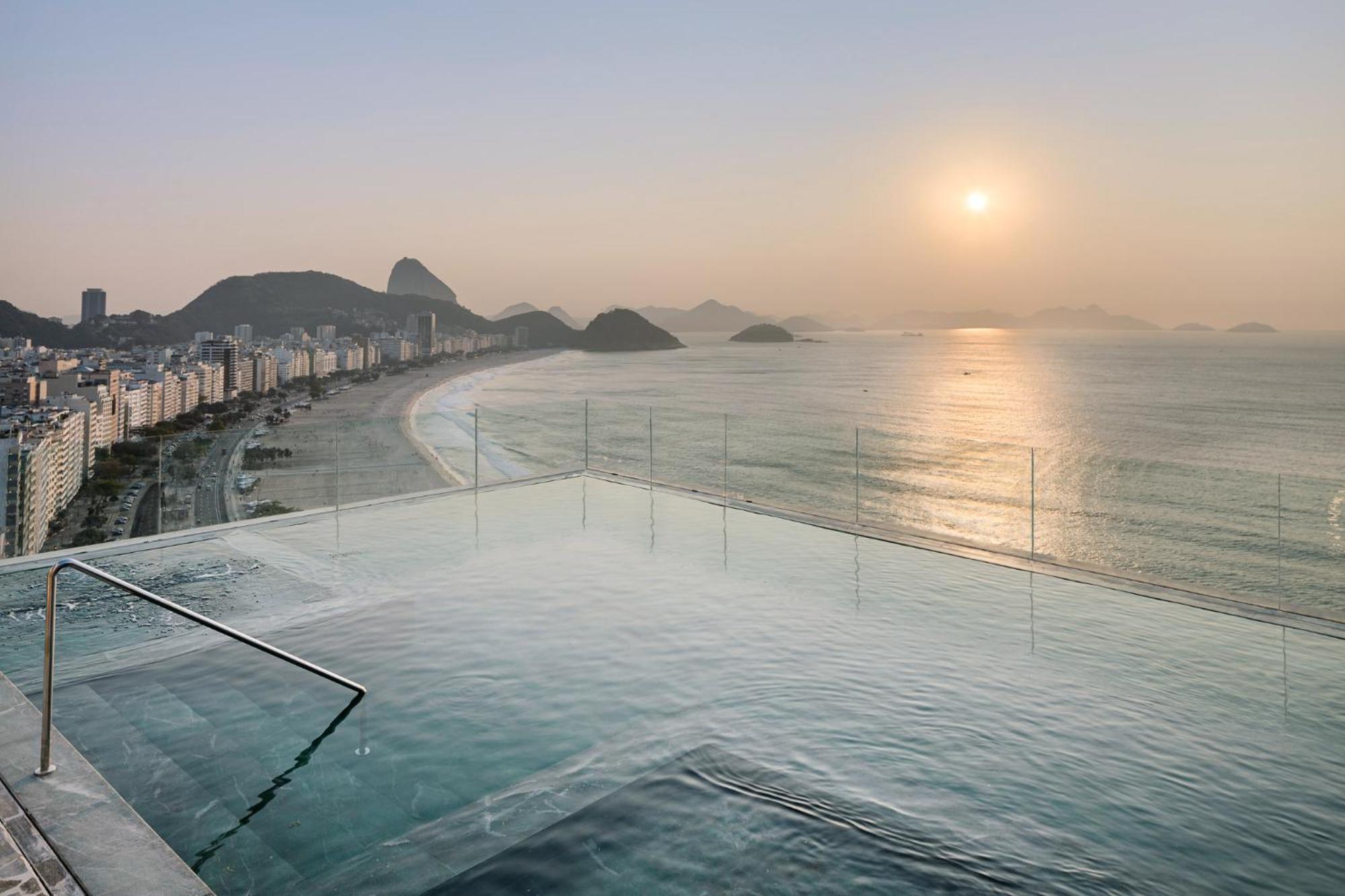 리우 오톤 팰리스 호텔 리오데자네이루 외부 사진 The pool deck of the hotel