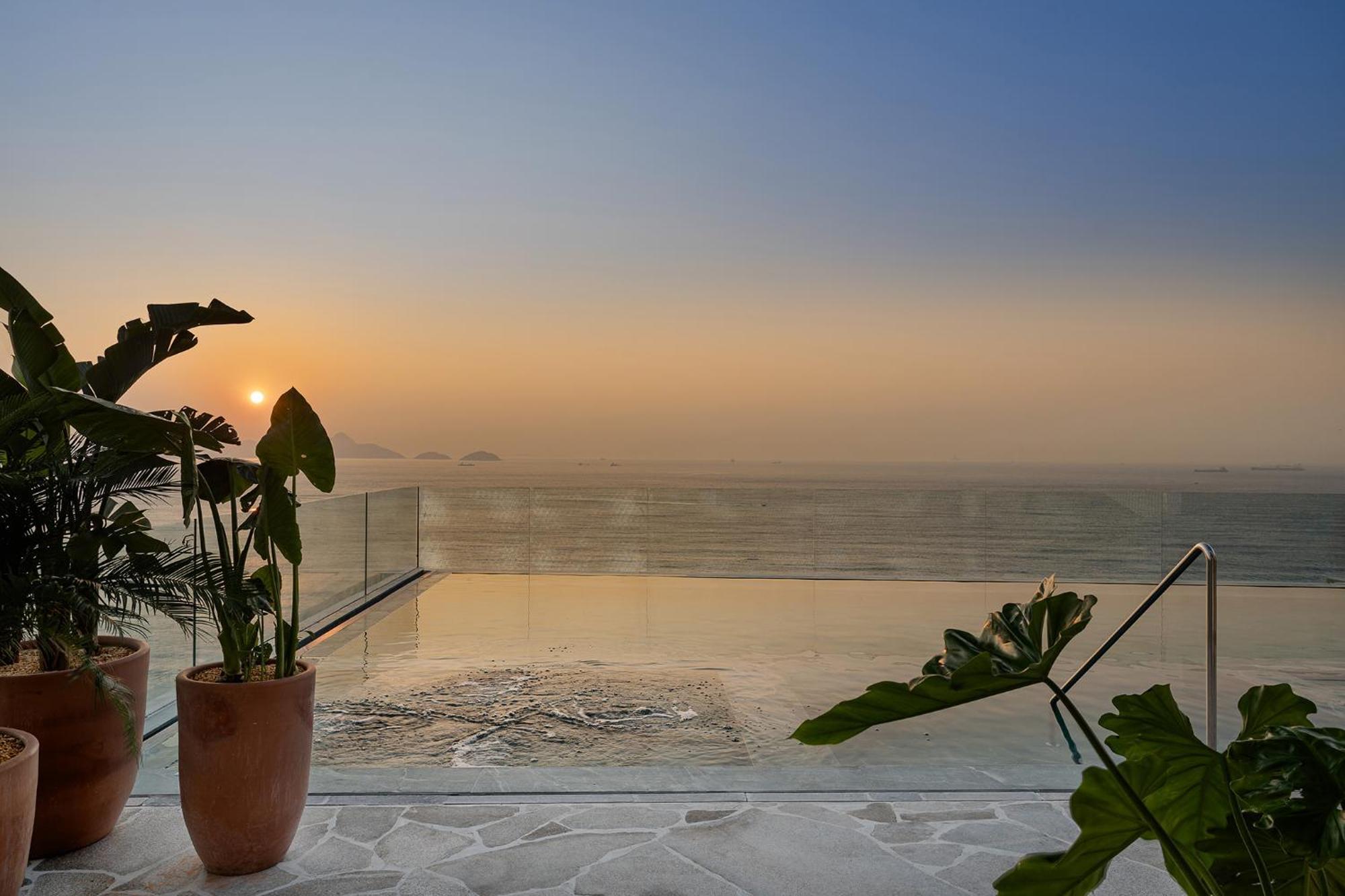 리우 오톤 팰리스 호텔 리오데자네이루 외부 사진 The pool deck of the hotel