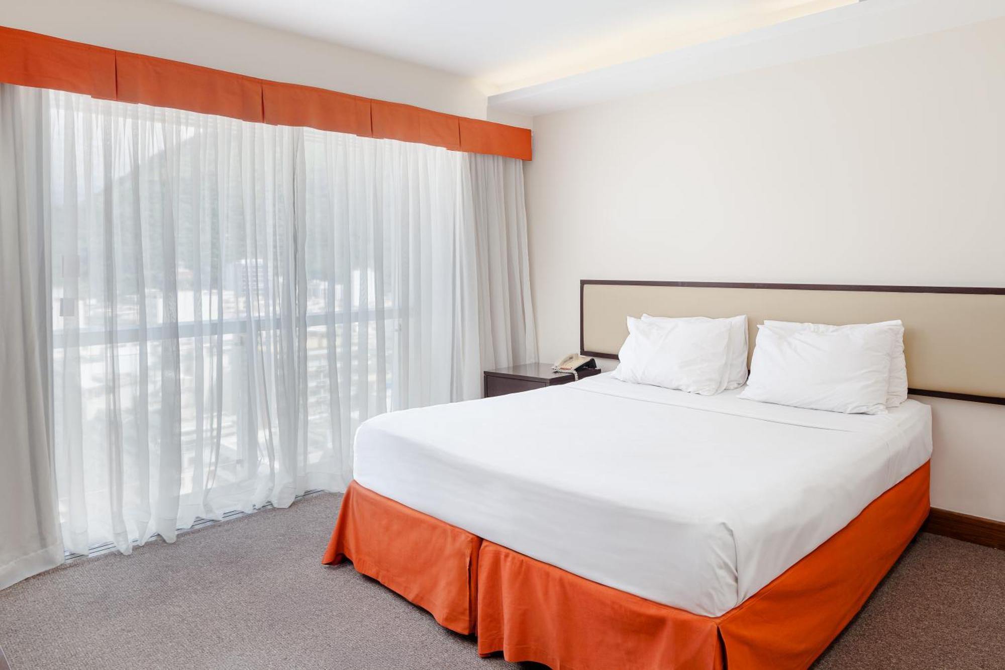 리우 오톤 팰리스 호텔 리오데자네이루 외부 사진 A bed with a bed skirt